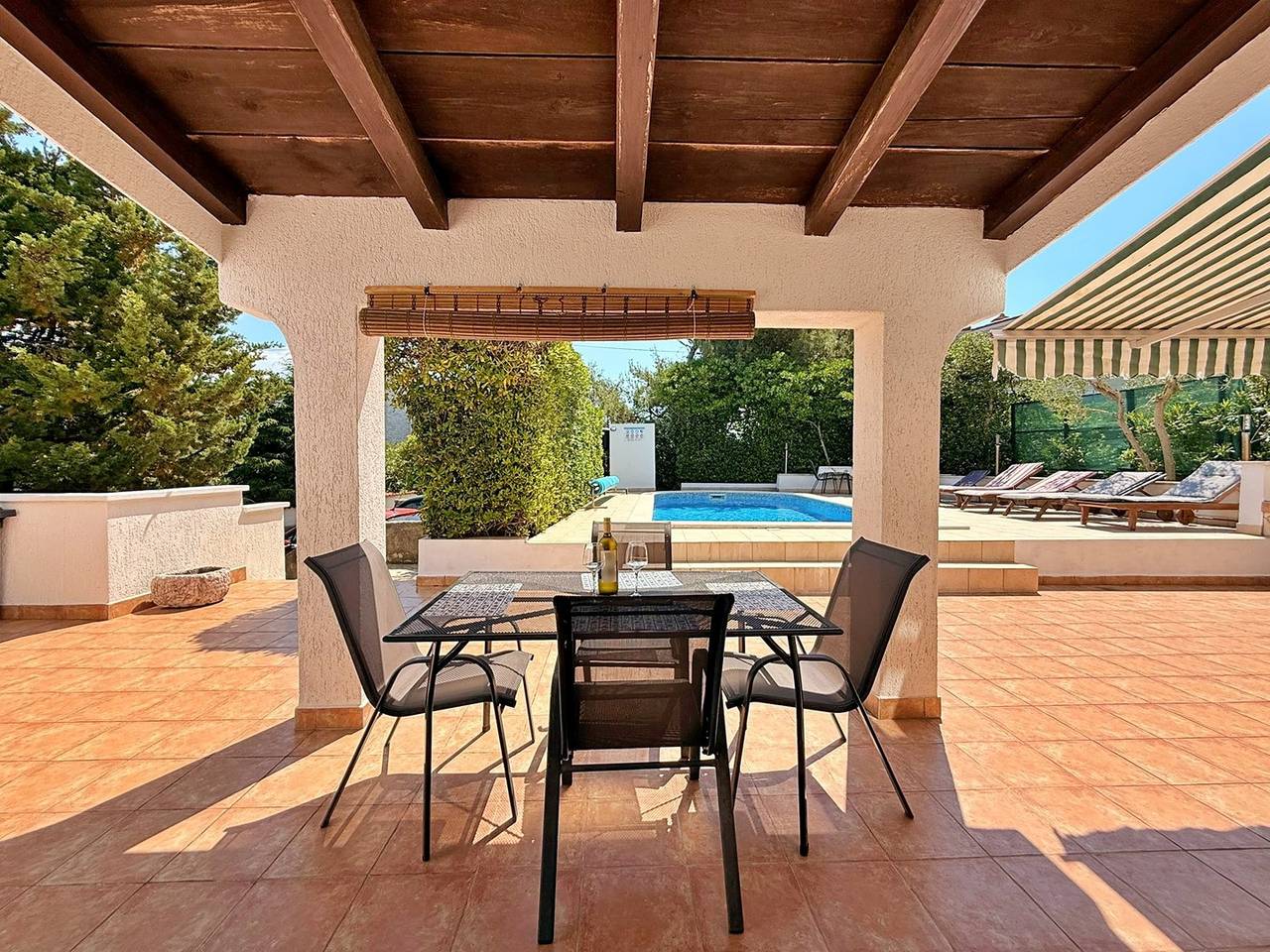 Ganze Wohnung, Apartment Zeljko - mit Pool, 200 m vom Meer, ein Schlafzimmer, überdachte Terrasse, privater Parkplatz, Grill, Außendusche, Sonnenliegen in Silo (Krk), Krk