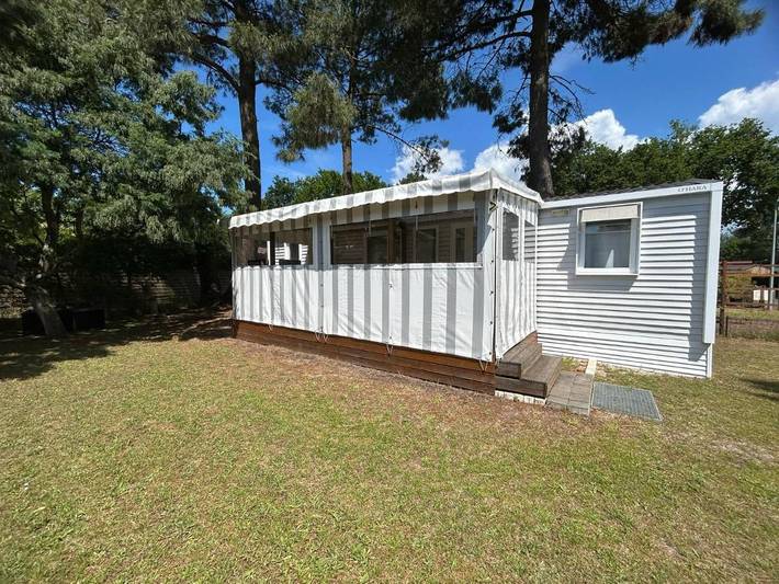 Camping pour 6 personnes, avec piscine ainsi que terrasse et jardin