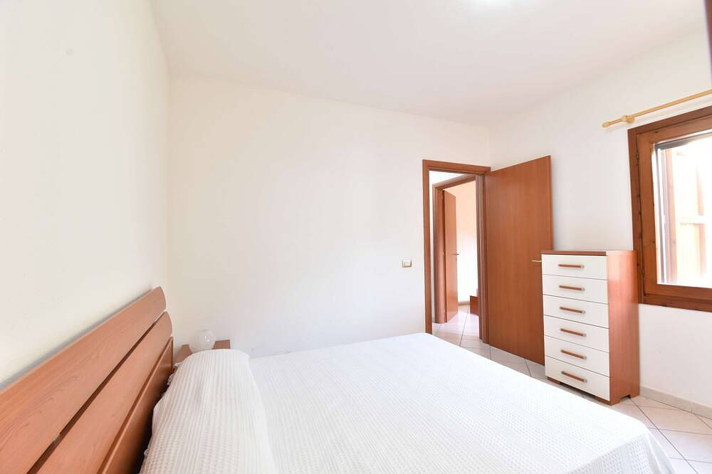 Appartamento intero, Trilocale climatizzato con veranda e posto auto in Rena Majore, Gallura