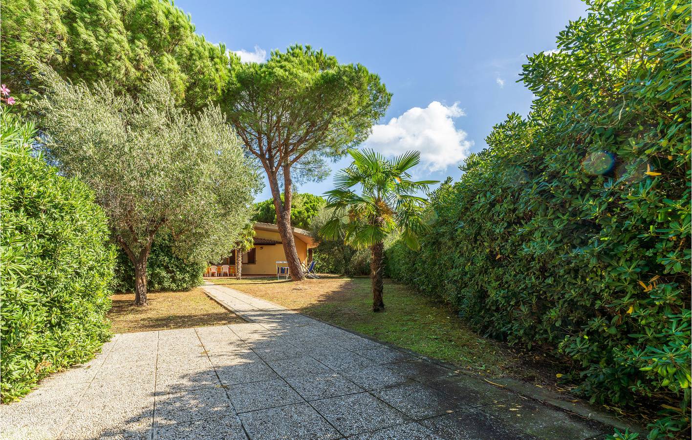 Entire holiday apartment, Beachside Apartment with A/C & Parking in Giannella, Grosseto Province