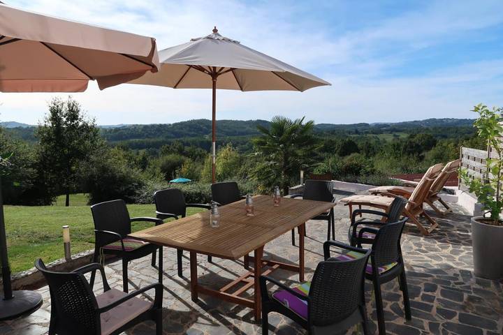 Gîte pour 7 personnes, avec jardin ainsi que piscine et vue, animaux acceptés à Saint-Solve