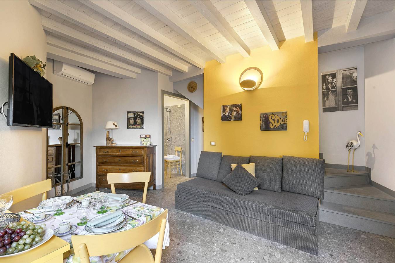 Entire apartment, Sole Priscilla House - Terrace & parking in Salò, Garda Mountains