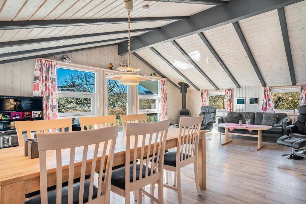 Lyst og venligt sommerhus med brændeovn in Henne, Région de Varde