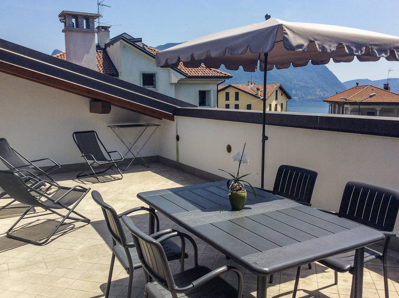 Appartamento intero, Appartamento vacanze per 4 persone con vista lago in Comune di Verbania, Lago Maggiore (Piemonte)