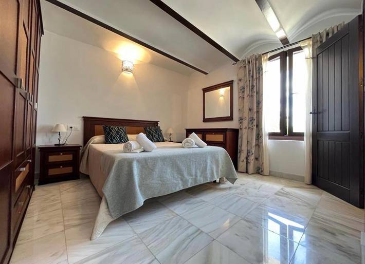 Casa rural para 19 personas, con jardín además de vistas y piscina, Se admiten mascotas en Lucena - 4