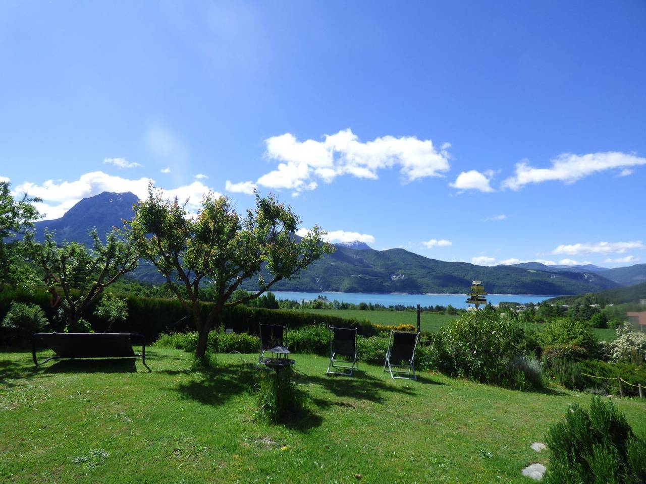 Chambres d'hôtes L'Air du temps, lac de Serre-Ponçon - Chambre Chamois avec balcon face au lac in Prunières, Parc national des Écrins