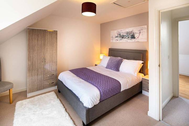 Ganze Wohnung, Modernes und geräumiges Zuhause mit 9 Betten in Milton Keynes, Südostengland