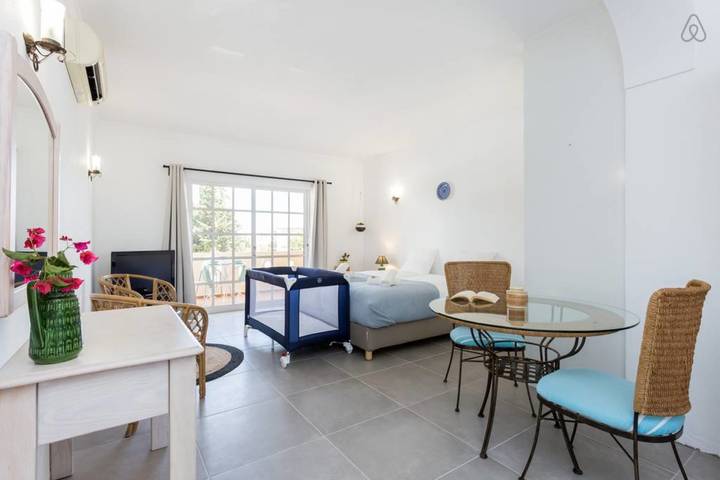 Apartamento para 2 personas, con jardín además de terraza y piscina en Luz