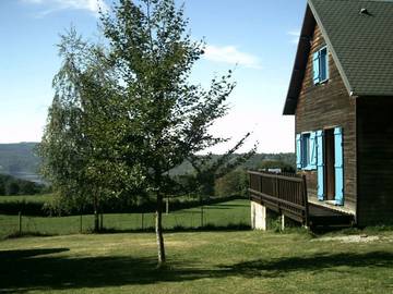 Gîte pour 4 personnes, avec vue sur le lac ainsi que balcon et jardin dans le Cantal