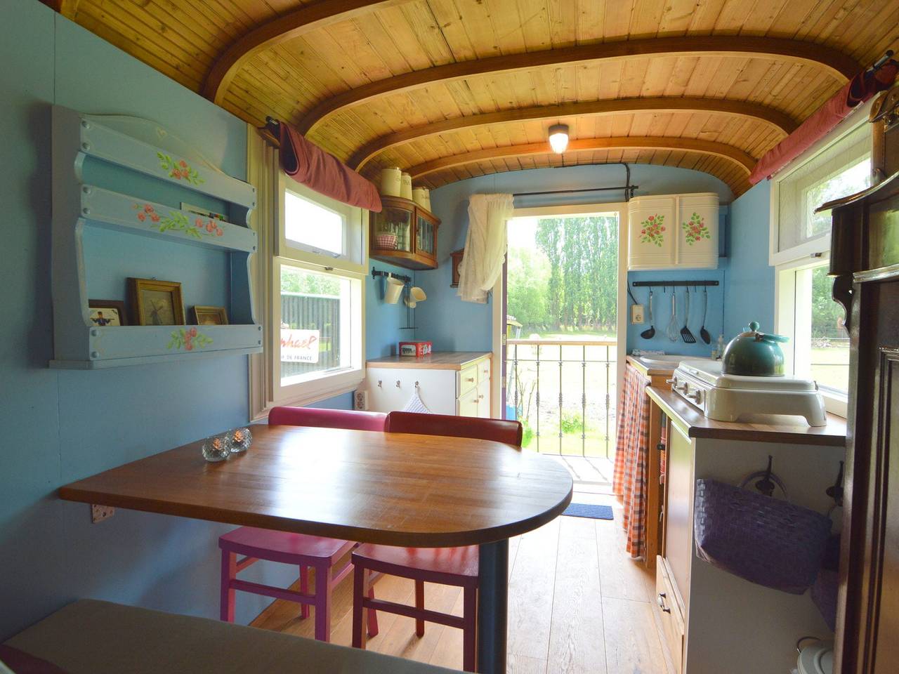 Zigeunerwagen in Weideblick mit Tieren in Bergen op Zoom, Nordbrabant