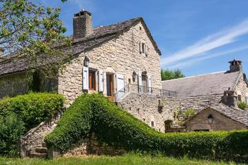 Gîte pour 6 personnes, avec terrasse et piscine à Saint-Georges-de-Lévéjac