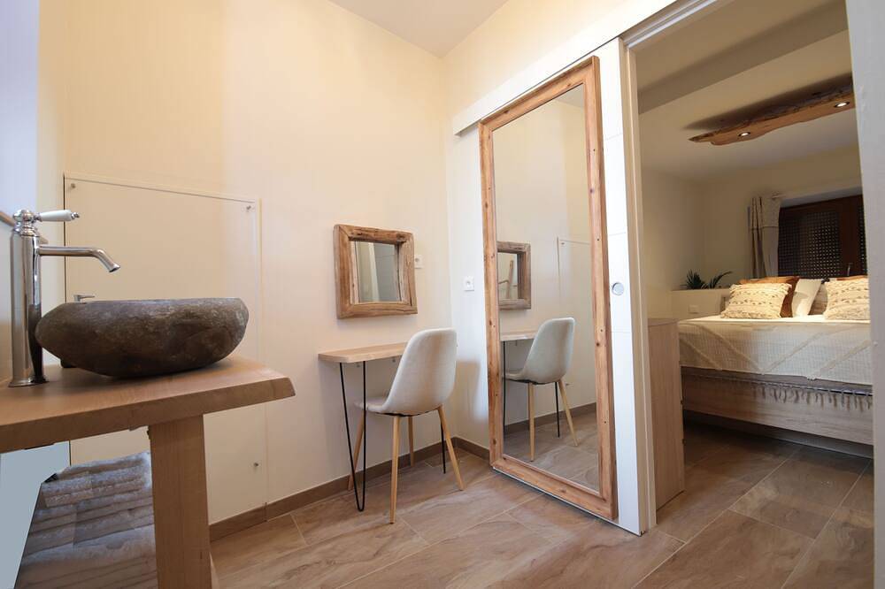 Gîte de charme avec jacuzzi et sauna privatifs in Donzère, Région de nyons