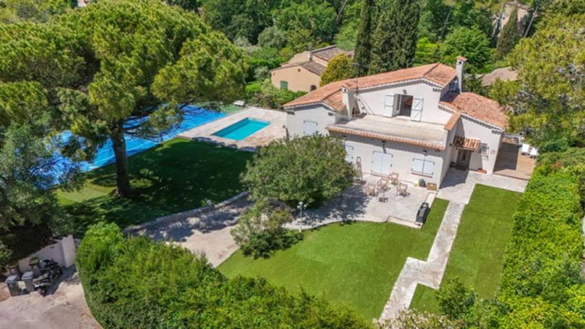 Villa für 8 Personen, mit Balkon und Terrasse sowie Garten und Pool