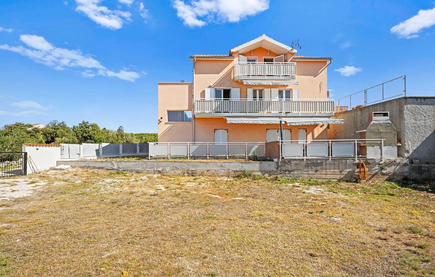 Apartamento vacacional entero, Encantador apartamento con terraza, WiFi y acceso a la playa a 2 km. in Rogoznica, Condado de Šibenik-Knin