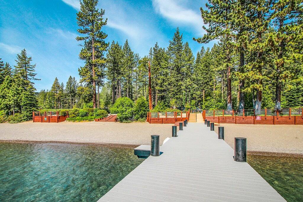 Wonderful year-round escape near skiing & lake with pool, hot tub, & deck in Dollar Point, Placer County