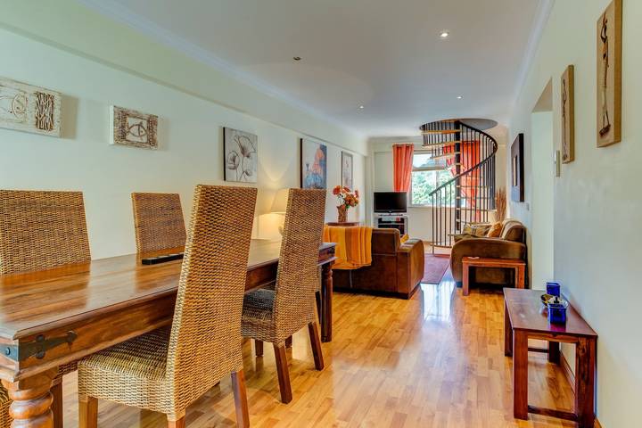 Ferienhaus für 7 Personen, mit Pool und Balkon - 1