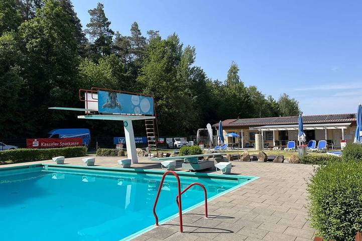 Ferienhaus für 3 Personen, mit Garten und Pool in Bad Emstal