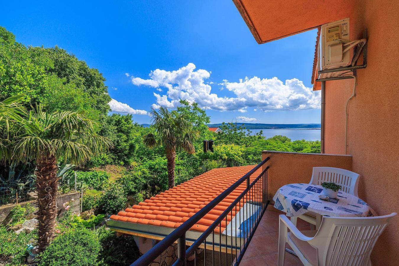 Ganze Wohnung, Charmantes Apartment nur 600 Meter zum Strand mit Meerblick, Holzkohlegrill, Wifi in Dramalj, Primorje-Gorski Kotar