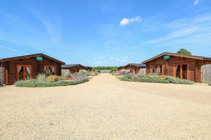 Log cabin for 2 people, with sauna and pool as well as garden and hot tub in Rutland
