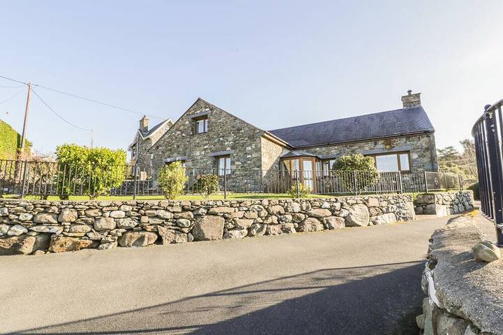 Cottage for 10 people, with hot tub and garden as well as sauna in Snowdonia