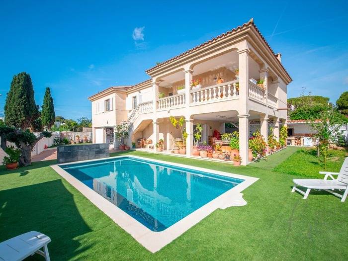 Apartamento de vacaciones para 12 personas, con piscina además de balcón y jardín - 1