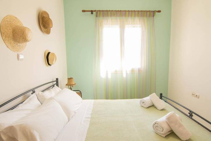 Gîte pour 4 personnes, avec Balcon et Terrasse ainsi que Jardin et Vue dans Palekastron - 3