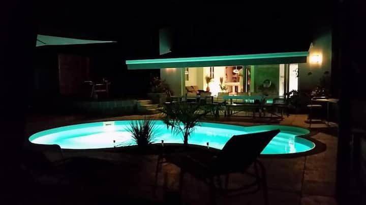 Maison de vacances pour 4 personnes, avec jardin ainsi que terrasse et piscine