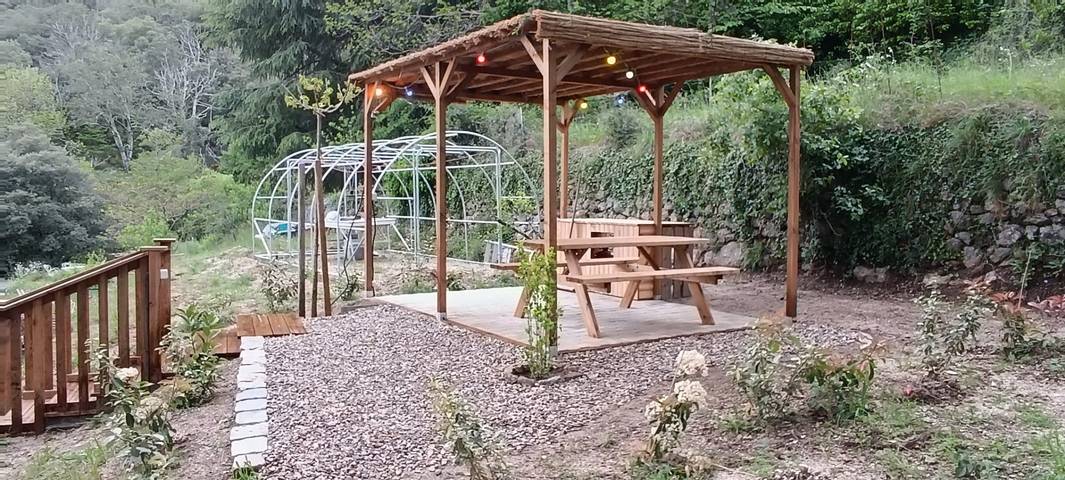 Gîte pour 5 personnes, avec jardin ainsi que terrasse et piscine