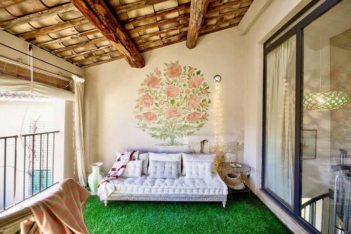 Fun and Funky Townhouse with Terrace in heart of in Uz  s in Uzès, Region de Nimes