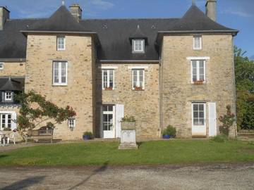 Gîte pour 3 personnes, avec piscine ainsi que jardin et vue, adapté aux familles à Erbrée