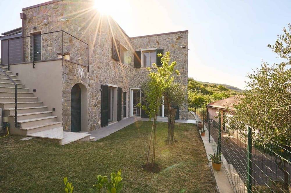 Entire apartment, Luxury Apartment is an exclusive residence located in the upper part of Portovenere, designed for guests seeking elegance, comfort, and relaxation. The refined interiors, enhanced by underfloor heating and air conditioning throughout the property, create in Spiaggia dell'Olivo, Porto Venere Municipality