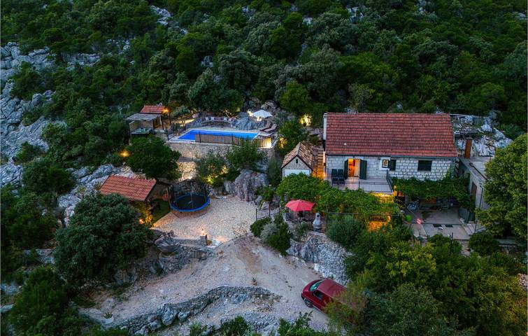 Geräumige 99 m² große Wohnung mit Pool, WLAN und Küchenausstattung in Dubrovnik-Neretva