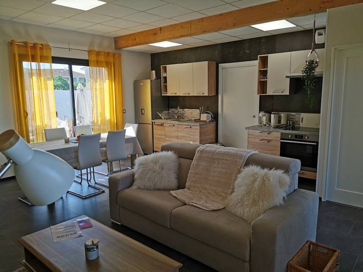 Gîte pour 12 personnes, avec piscine ainsi que jardin et terrasse