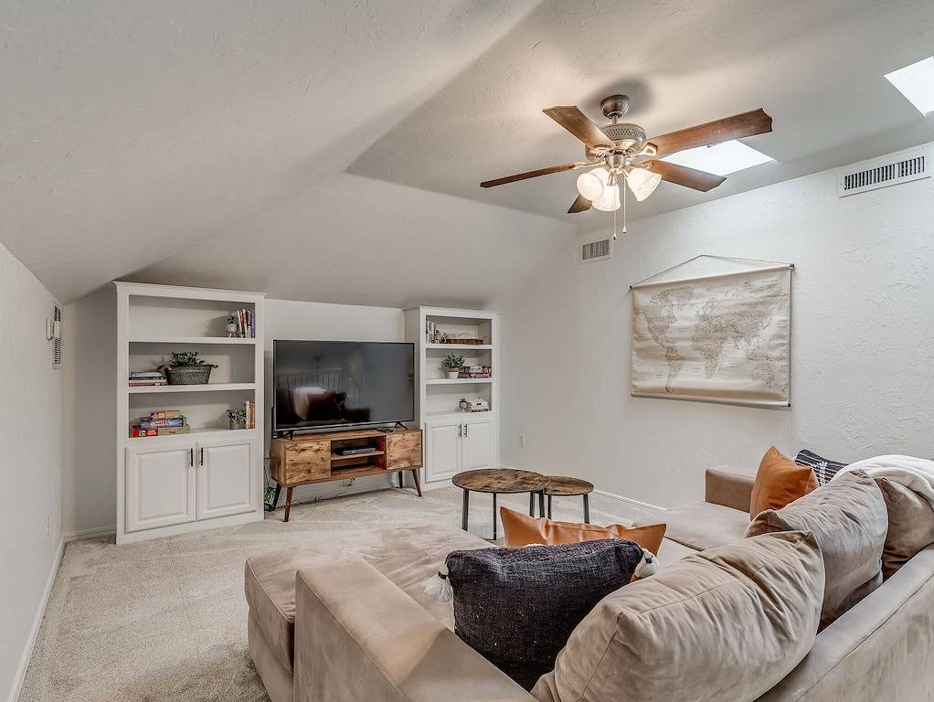 Central Edmond ~Boho, modern style with loft & fire pit in large backyard~ in Edmond, Oklahoma County