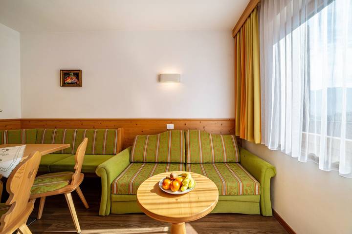 Hel lägenhet, Apartment 'Obermoarhof Hönigspitze Og' with Mountain View, Shared Garden and Wi-Fi in Algund, Ortler Alps