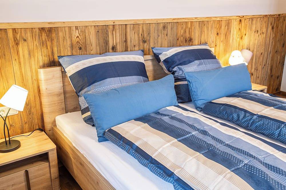 Neu Saniertes Ferienhaus in Alleinlage, umgeben von Malerischen Wiesen in Surberg, Chiemgauer Alpen