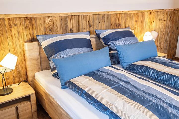Neu Saniertes Ferienhaus in Alleinlage, umgeben von Malerischen Wiesen in Surberg, Landkreis Traunstein
