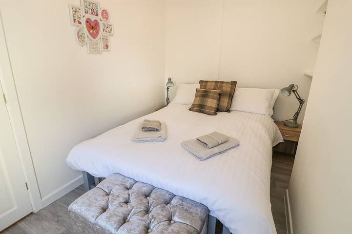 Florence Villas, pet friendly, character holiday cottage in Worcester in Worcester, Worcestershire