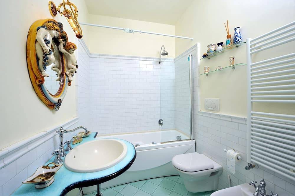 Ganze Wohnung, Apartment Ground, Küste von Sorrento, mit kostenlosem Pool, Parkplatz, Garten, Wifi in Torca, Neapel Provinz