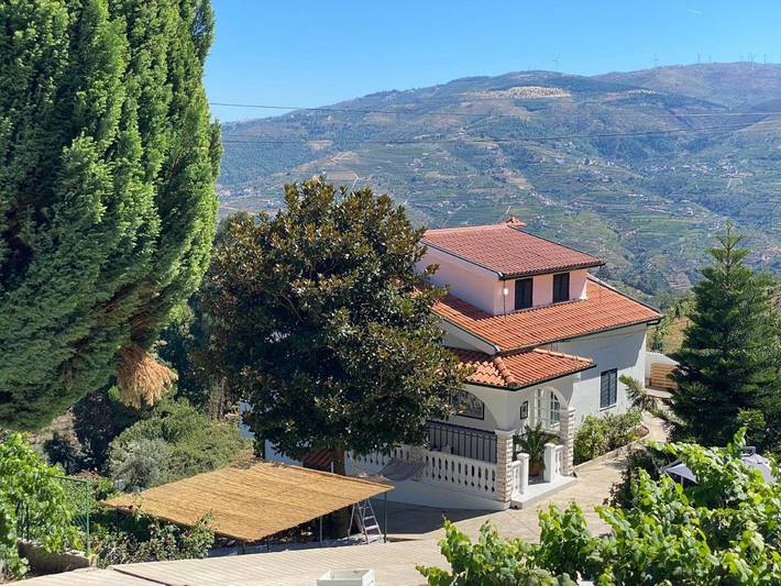 Location de vacances pour 11 personnes, avec bassin pour enfant et jardin ainsi que piscine et vue dans Mesão Frio