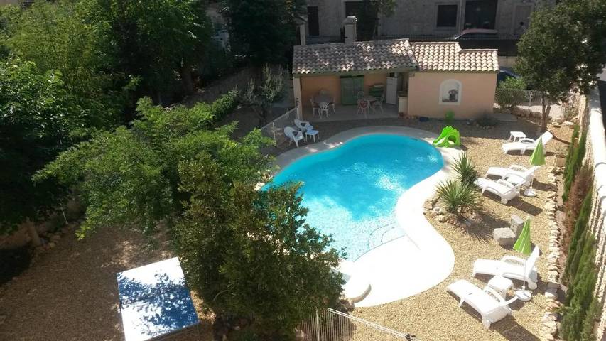 Location de vacances pour 3 personnes, avec vue et jardin ainsi que bassin pour enfant et piscine, adapté aux familles à Pomérols - 2