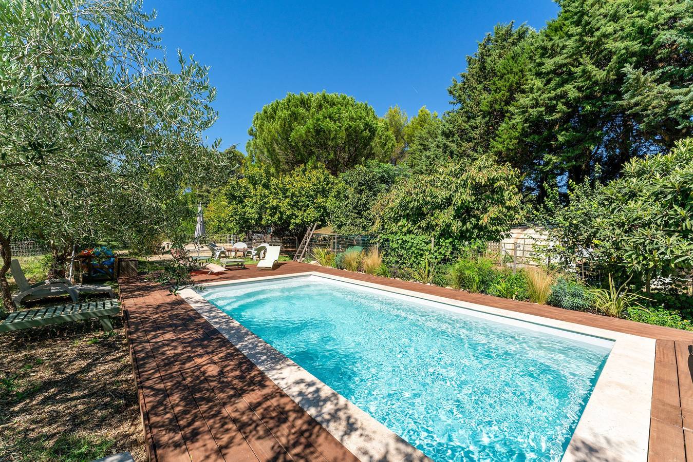 Studio entier, Studio « Le Petit Mas des Pins » avec piscine partagée, Wi-Fi et climatisation in Eygalières, Région d'Arles