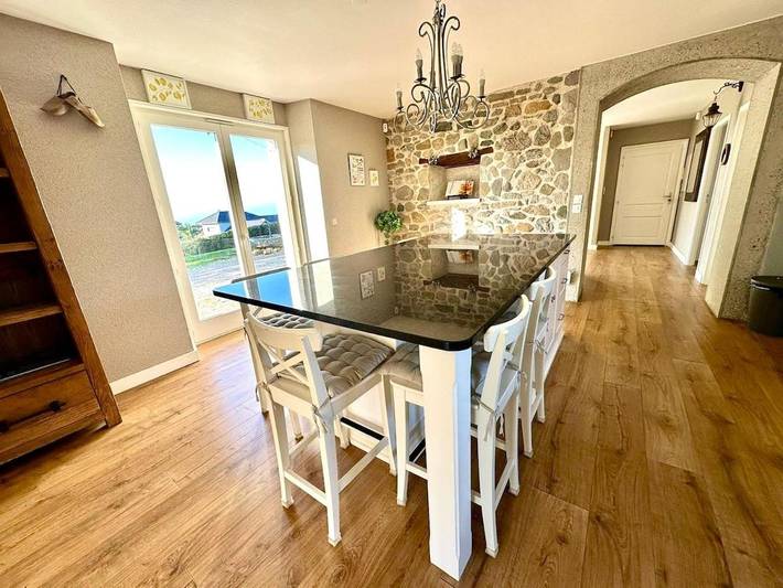 Location de vacances pour 10 personnes, avec vue ainsi que terrasse et jardin à Loisin