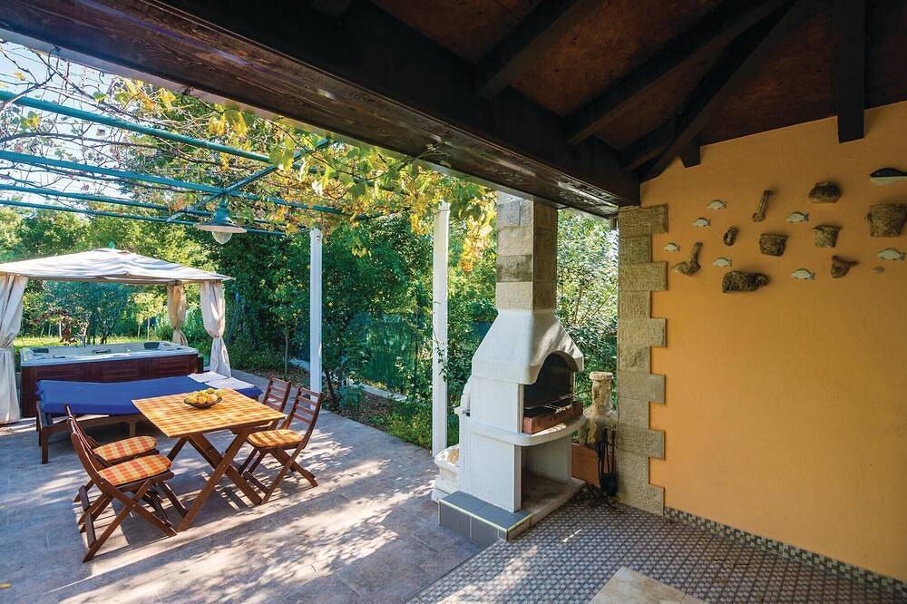 Ganze Wohnung, Stylish Bungalow for Three in Boka Kotorska