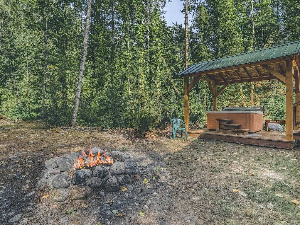 Riverwood Hideaway - Romantic, Secluded Riverfront Cabin, Hot Tub, Dogs Welcome in Welches, Mount Hood