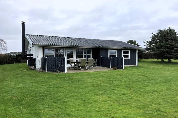 Ferieudlejning for 6 personer, med terrasse og have i Fåborg