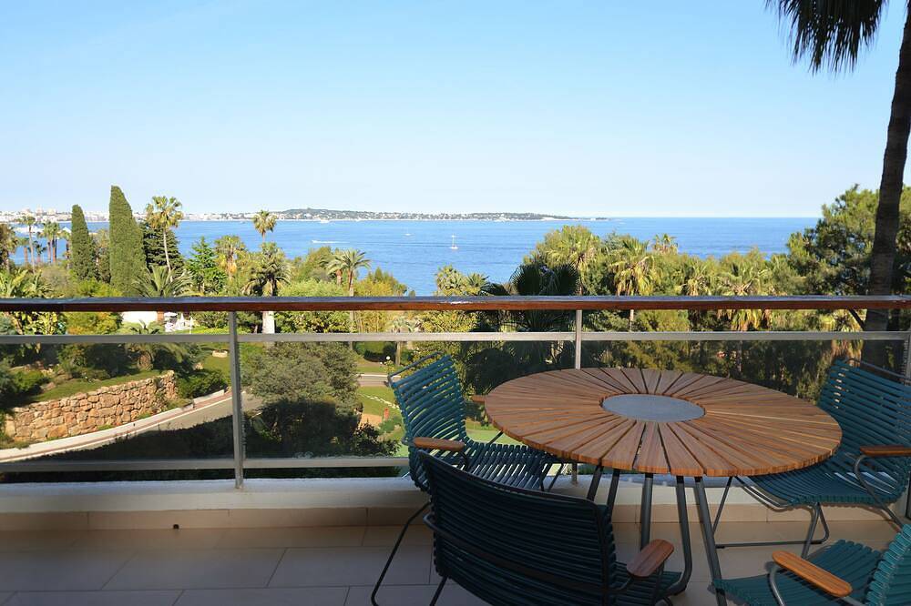 Entire apartment, Cannes Eden. Large sea view studio, beach access, quiet, swimming pool and tennis. in Vallauris, Cannes region