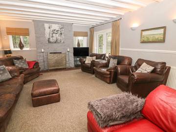 Log Cabin for 12 People in Alton Towers, Staffordshire, Photo 4