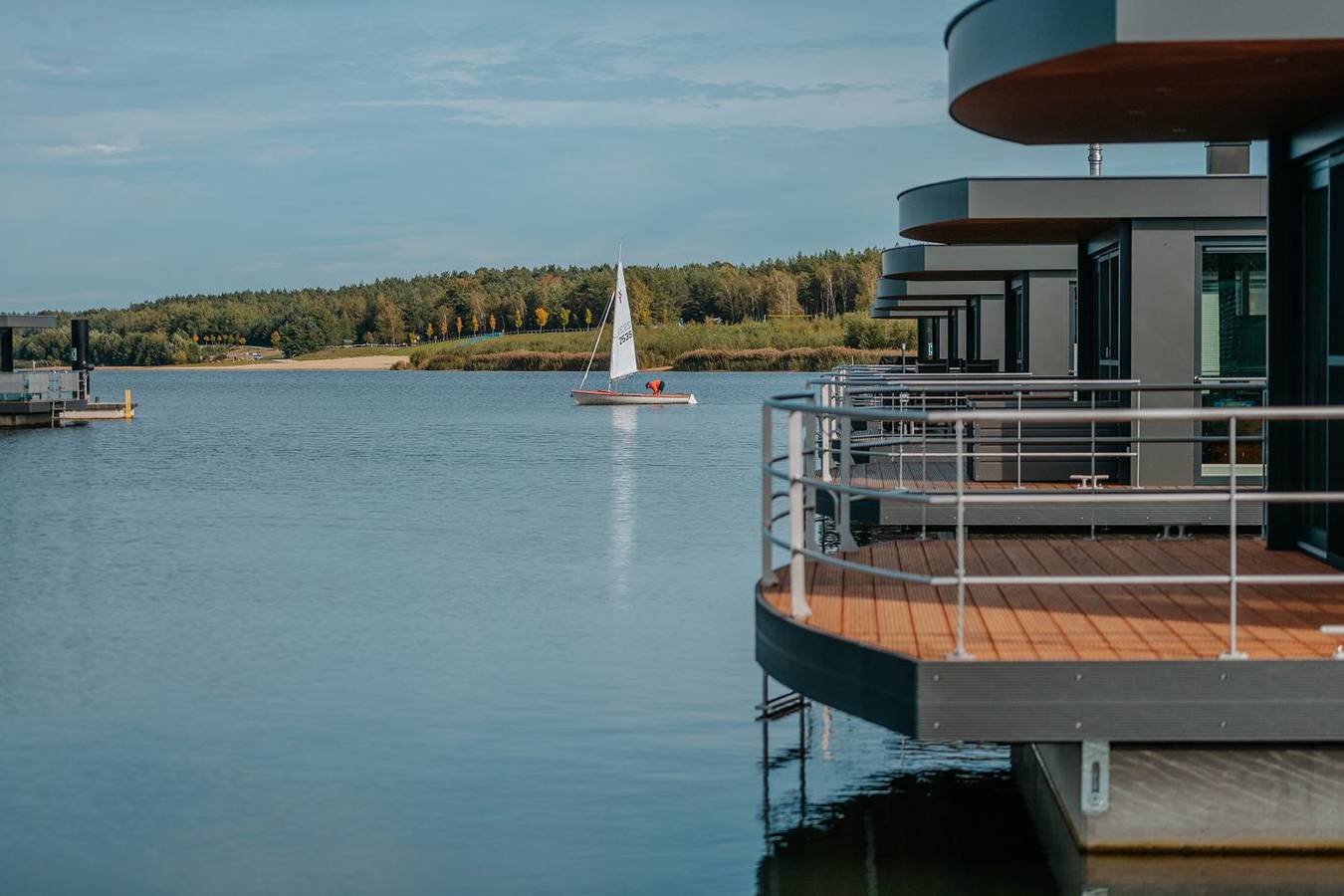 Floatinghouse Seestern: Terrasse mit direktem Blick aufs Wasser in Bärwalder See, Boxberg (Oberlausitz)