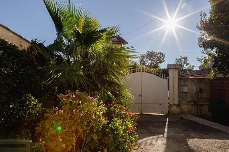 Appartement entier, T3 Zen 5min d'Avignon piscine partagée in Le Pontet, Vaucluse